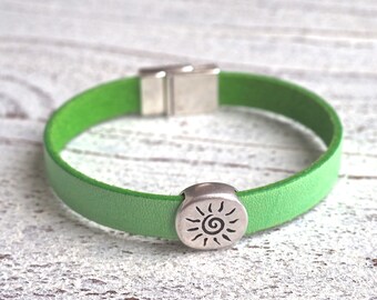 Green leather bracelet, women's bracelet, bracelet with sun, leather bracelet, handmade, boho style, women, magnetic closure, zamak, gypsy