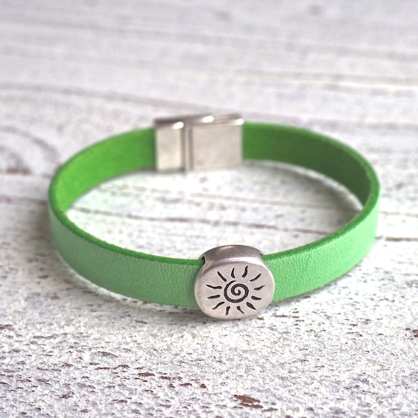 Green leather bracelet, women's bracelet, bracelet with sun, leather bracelet, handmade, boho style, women, magnetic closure, zamak, gypsy