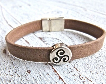 Ladies Bracelet #77,Leather Bracelet, Handmade Jewelry, Boho Chic,Brown,Triskele bracelet, Women, bracelet, Zamak,Magnetic Closure, Triskel,