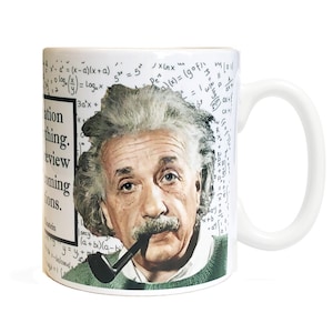 Könnte beinhalten: Eine weiße Keramiktasse mit einem Schwarzweißbild von Albert Einstein. Die Tasse hat einen Henkel und ist mit handschriftlichen mathematischen Gleichungen bedeckt. Der Text "Imagination is everything. The review of the coming generations." ist auf die Tasse gedruckt.
