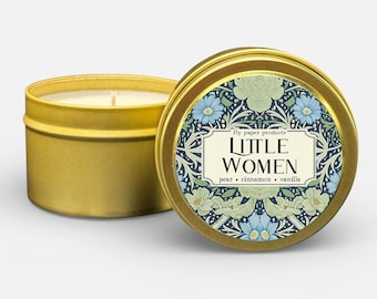 Candela di soia Little Women da 4 once - Pera + Cannella + Vaniglia