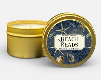 Candela di soia Beach Reads da 118 g (4 oz) - Cocco + Agrumi + Ambra
