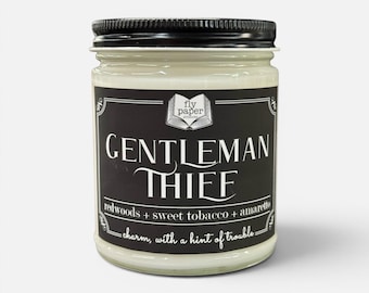 Candela profumata alla soia Gentleman Thief da 255 g (9 oz) - Sequoia + Tabacco dolce + Amaretto