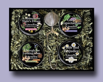 Könnte beinhalten: Ein Geschenkkarton mit vier Teedosen und einem Tee-Ei. Die Dosen sind schwarz mit bunten Illustrationen und Text. Der Text auf den Dosen lautet "A Midsummer Night's Dream", "Great Expectations", "Through the Looking Glass" und "Pride and Prejudice".
