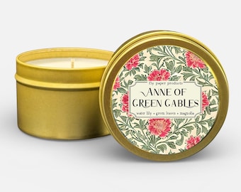 Candela di soia da 4 once Anna dai capelli rossi - Ninfea + Foglie verdi