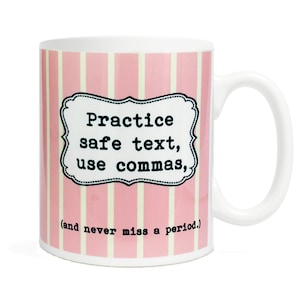 Può includere: Una tazza in ceramica a righe rosa e bianche con il testo "Practice safe text, use commas, (and never miss a period.)"