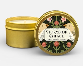Candela profumata alla soia Storybook Cottage da 118 ml - Salvia + Magnolia + Peonia