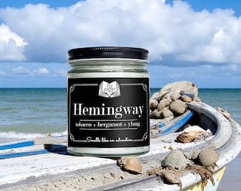 Hemingway Sojakerze - Tabak + Bergamotte + Ylang - Buchliebhaber Kerze - Literarische Geschenke für Schriftsteller