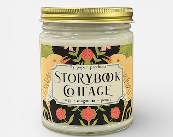 Candela profumata alla soia Storybook Cottage da 255 g - Salvia + Magnolia + Peonia