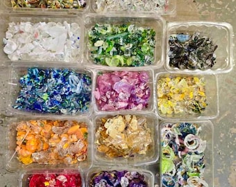 Restmateriaal van een glasblaasstudio: diverse kleuren en vormen (COE-96) voor harskunst, slumping en fusering.