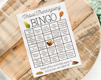 Könnte beinhalten: Eine druckbare Bingokarte für eine virtuelle Thanksgiving-Feier. Die Karte zeigt verschiedene Thanksgiving-bezogene Aktivitäten und Traditionen, wie z. B. Jeans tragen, übrig gebliebenes Truthahnfleisch lieben und Cranberry-Sauce machen. Der Text "Mark off the spots that apply to you as they are called off" befindet sich am unteren Rand der Karte.