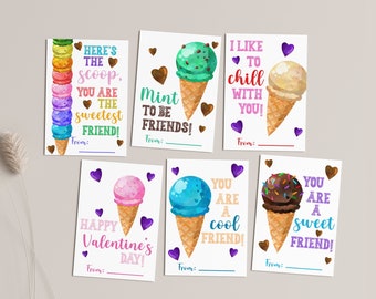 Puede incluir: Seis tarjetas de San Valentín imprimibles con conos de helado de diferentes sabores y coberturas. Cada tarjeta tiene un mensaje diferente, como "¡Eres el amigo más dulce!" y "¡Me gusta relajarme contigo!"