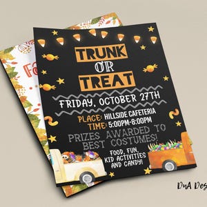 Puede incluir: Una invitación imprimible en blanco y negro para un evento Trunk or Treat. La invitación presenta un fondo de pizarra con el texto "Trunk or Treat", "Viernes, 27 de octubre", "Lugar: Cafetería Hillside", "Hora: 5:00PM-8:00PM", "¡Premios otorgados a los mejores disfraces!" y "¡Comida, diversión, actividades para niños y dulces!" La invitación también presenta una ilustración de dibujos animados de un automóvil decorado para Halloween.