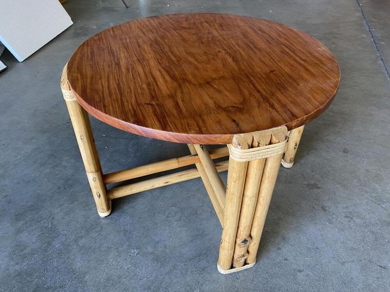 Restored Circular Rattan Side Coffee Table With Koa Wood Top immagine 9