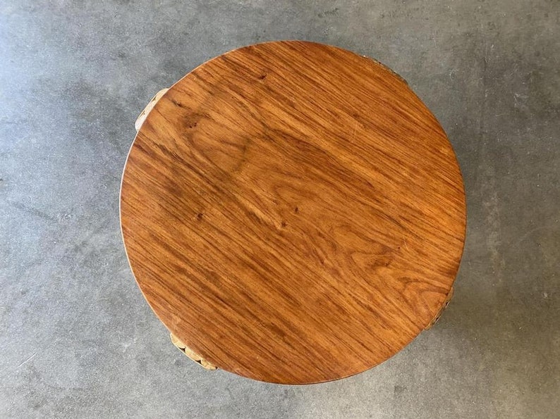 Restored Circular Rattan Side Coffee Table With Koa Wood Top immagine 10