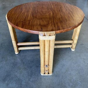 Restored Circular Rattan Side Coffee Table With Koa Wood Top immagine 5