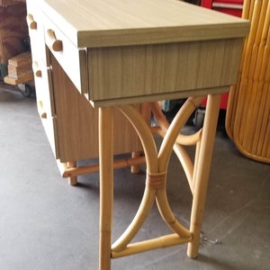 Restored Rattan and Formica Desk with Drawers and Hourglass Rattan Sides 画像 5