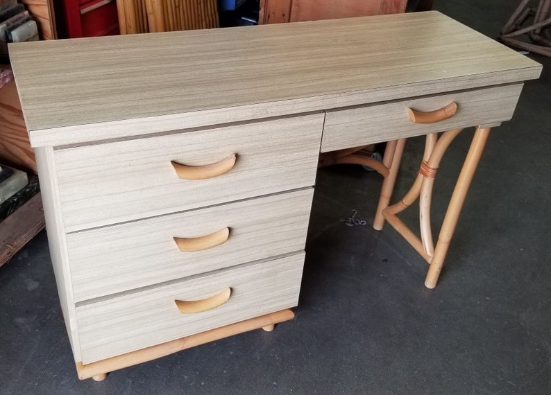 Restored Rattan and Formica Desk with Drawers and Hourglass Rattan Sides 画像 2