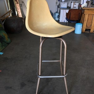 1950s Mid-Century Fiberglass Shell Swivel Bar Stool a Pair image 5