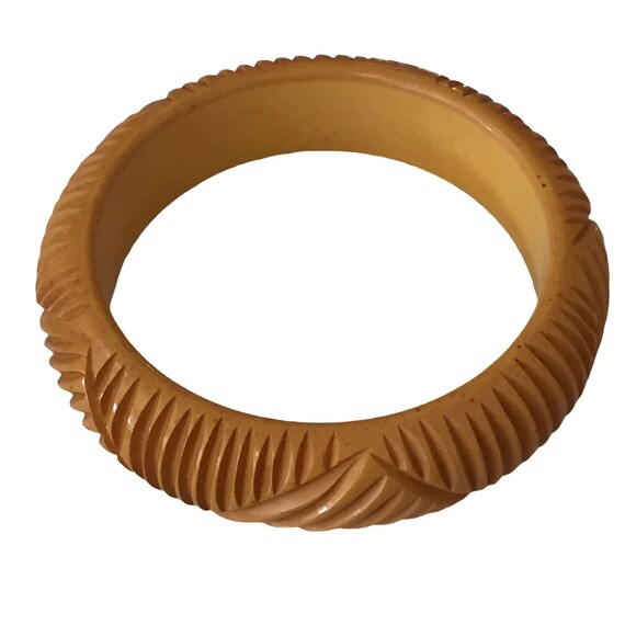 Vintage Carved Butterscotch Bakelite Bangle, circ… - image 2