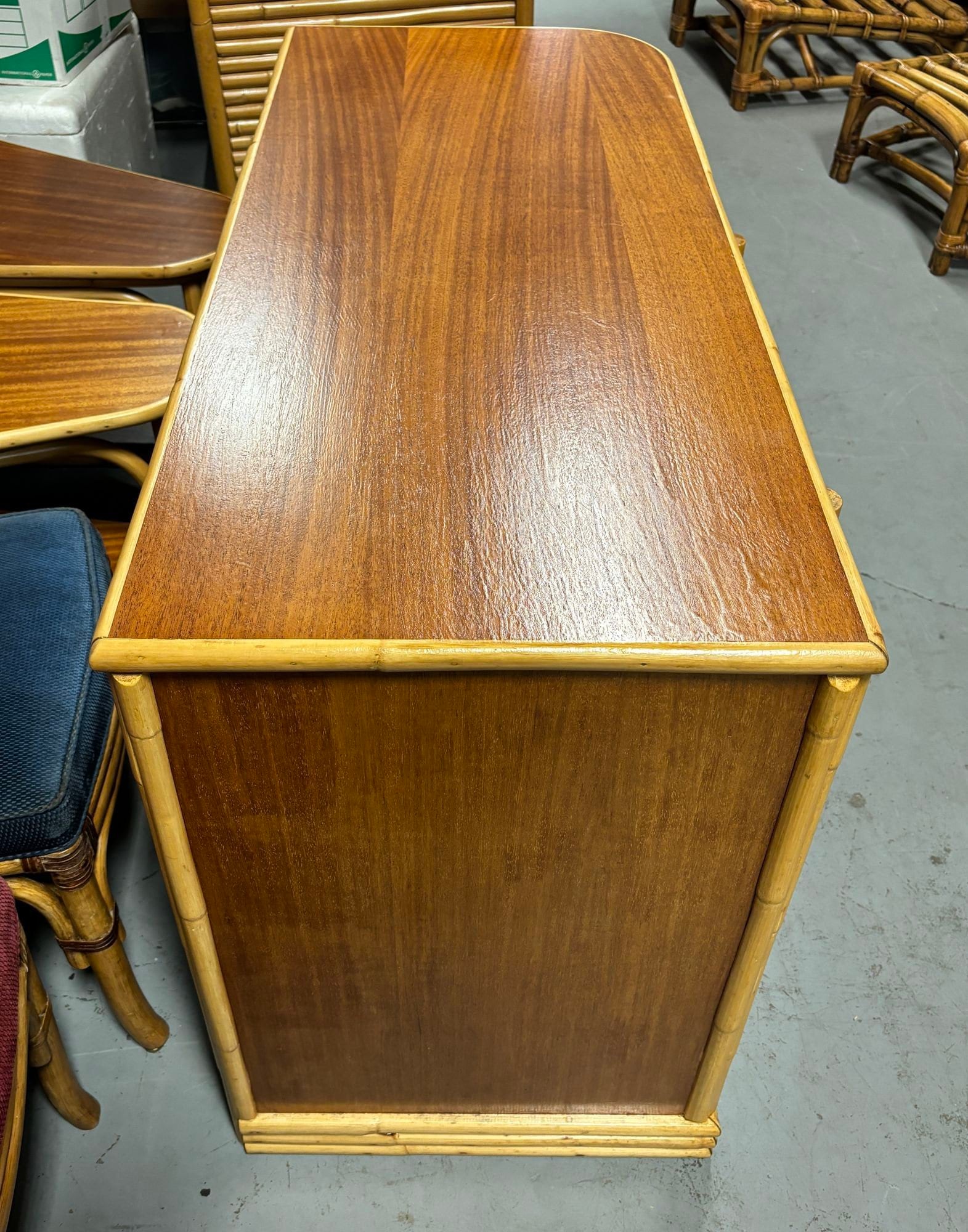 Escritorio Streamline de caoba y ratán con tiradores y estante de ratán -  Etsy México, image size:1571x2000