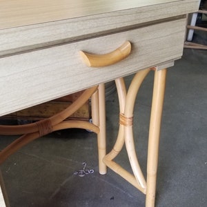 Restored Rattan and Formica Desk with Drawers and Hourglass Rattan Sides 画像 4