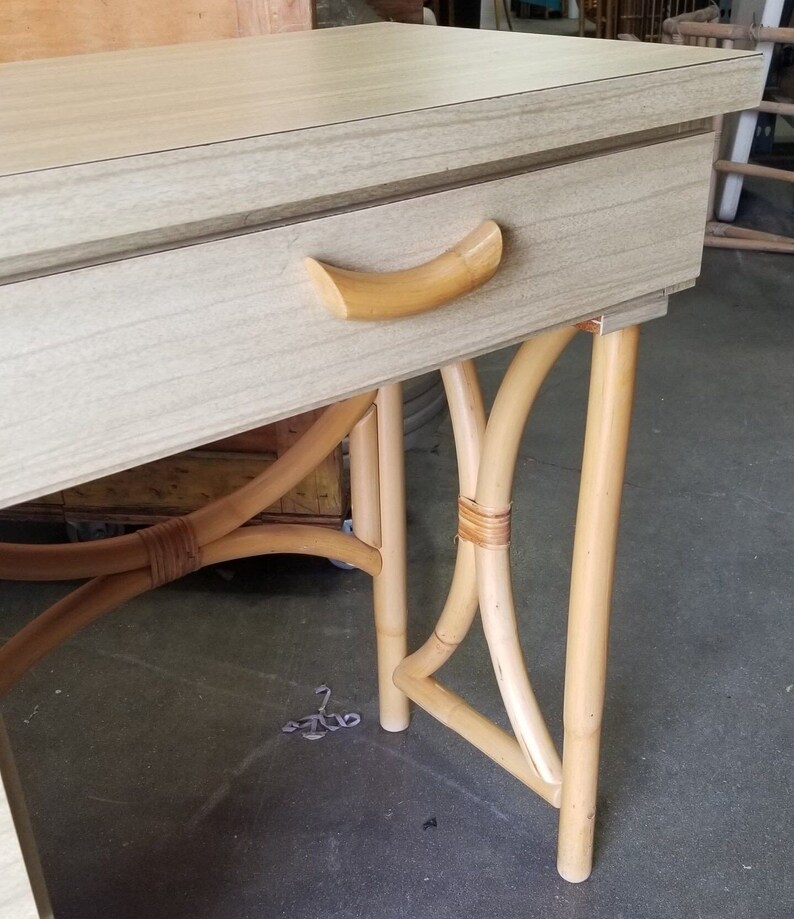 Restored Rattan and Formica Desk with Drawers and Hourglass Rattan Sides 画像 4