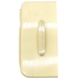 Puede incluir: Un objeto rectangular de color crema con una parte superior curvada y un asa vertical. El asa tiene forma de rect&aacute;ngulo redondeado. El objeto tiene un acabado liso y mate y parece estar hecho de pl&aacute;stico o un material similar.