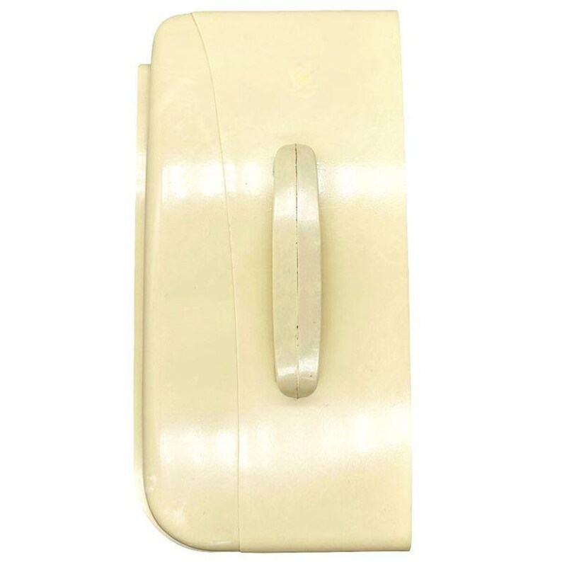 Puede incluir: Un objeto rectangular de color crema con una parte superior curvada y un asa vertical. El asa tiene forma de rect&aacute;ngulo redondeado. El objeto tiene un acabado liso y mate y parece estar hecho de pl&aacute;stico o un material similar.