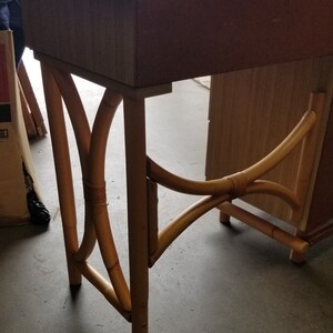 Restored Rattan and Formica Desk with Drawers and Hourglass Rattan Sides 画像 7