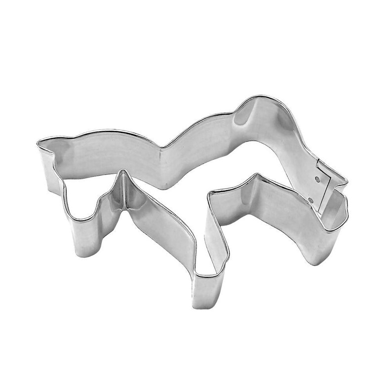Puede incluir: Un cortador de galletas de metal plateado con forma de caballo. El cortador est&aacute; dise&ntilde;ado para cortar galletas con forma de caballo.
