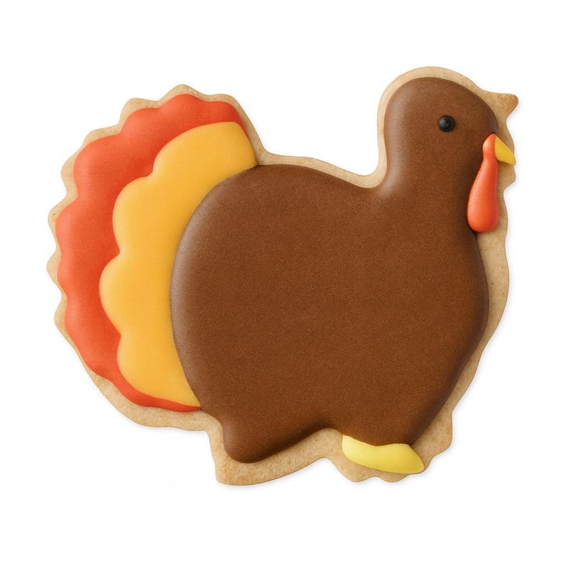 Puede incluir: Una galleta con forma de pavo con glaseado marr&oacute;n, plumas de cola naranjas y amarillas y un pico amarillo. La galleta est&aacute; decorada con glaseado negro para los ojos y glaseado naranja para la car&uacute;ncula. La galleta est&aacute; sobre una base de galleta marr&oacute;n claro.