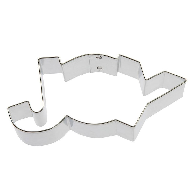 Pu&ograve; includere: Tagliapasta argentato a forma di teiera. Il tagliapasta in metallo ha un design semplice, con manico, beccuccio e coperchio. Ideale per cuocere biscotti a forma di teiera, perfetto per un t&egrave;.