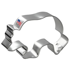 Op de afbeelding: Een zilverkleurige koekjesuitsteker in de vorm van een auto. De uitsteker is gemaakt van metaal en heeft een golvend ontwerp. De woorden "Made in the U.S.A." staan op de uitsteker met een kleine Amerikaanse vlag.