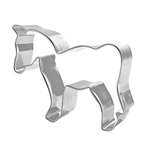 Puede incluir: Un cortador de galletas de metal plateado con forma de caballo. El cortador est&aacute; dise&ntilde;ado para cortar galletas con forma de caballo.