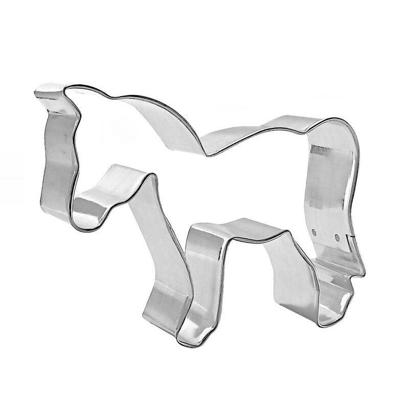 Puede incluir: Un cortador de galletas de metal plateado con forma de caballo. El cortador est&aacute; dise&ntilde;ado para cortar galletas con forma de caballo.