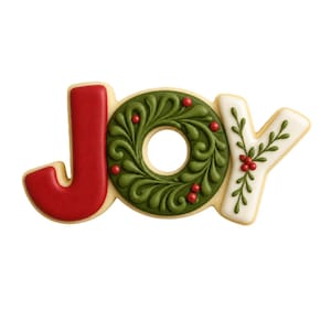 Pu&ograve; includere: Un biscotto decorativo che dice "JOY". La "J" &egrave; rossa, la "O" &egrave; una ghirlanda verde con bacche rosse e la "Y" &egrave; bianca con ramoscelli verdi e bacche rosse. I biscotti hanno un bordo marrone chiaro.