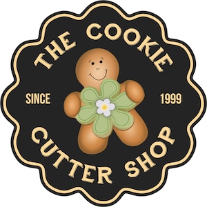 Puede incluir: Logotipo negro y dorado con el texto "The Cookie Cutter Shop" y "Since 1999". Un cortador de galletas de hombre de jengibre sostiene un cortador de galletas de flor verde.
