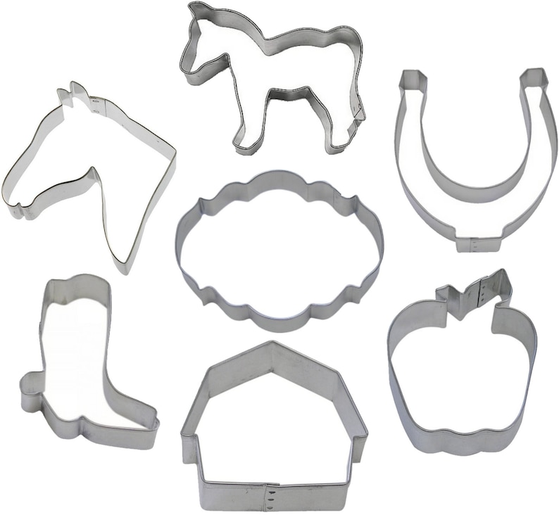 Puede incluir: Conjunto de siete cortadores de galletas de metal en forma de cabeza de caballo, caballo, herradura, granero, bota, manzana y pancarta. Los cortadores son de color plateado y tienen un acabado liso y pulido.