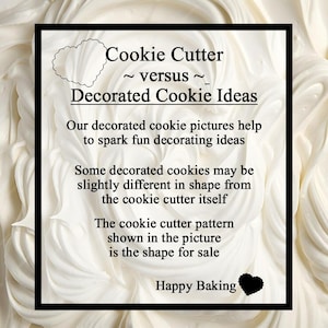 Puede incluir: Una imagen en blanco y negro con texto que dice "Cookie Cutter ~ versus ~ Decorated Cookie Ideas". El texto explica que el patr&oacute;n del cortador de galletas que se muestra en la imagen es la forma que est&aacute; a la venta. El texto tambi&eacute;n indica que algunas galletas decoradas pueden ser ligeramente diferentes en forma del cortador de galletas en s&iacute;. La imagen est&aacute; sobre un fondo blanco.