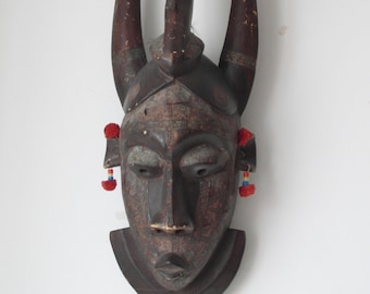 Masque africain art ancien du Mali avec pompons et cornes d'antilope bijoux en laiton africain fait à la main