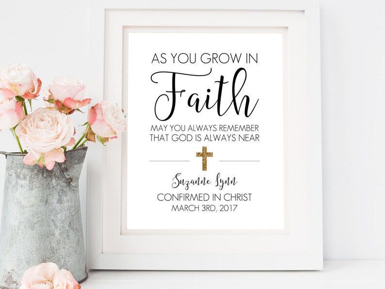 Puede incluir: Impresi&oacute;n enmarcada en blanco con texto negro que dice "As you grow in Faith May you always remember that God is always near" con una cruz dorada con purpurina y el nombre "Suzanne Lynn" con el texto "Confirmed in Christ March 3rd, 2017".