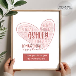 Puede incluir: Una nube de palabras en forma de corazón rosa y blanco imprimible con el nombre "Ashley" en el centro. La nube de palabras incluye palabras como "fiable", "servicial", "paciente" y "honesto". Debajo de la nube de palabras está el texto "Asistente administrativo" y "¡Gracias por todo lo que haces y por quién eres!"