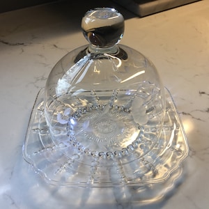 Vintage Domed Butter Dish - Vidrio prensado - Vintage Butter Dish - Antiguo plato de mantequilla - Plato abovedado - Plato de cupcakes - Cloche - Butter cloche