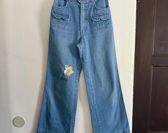 Vintage CASTLE SQUARE Blue Bell Bottom barebackjeans met patches jaren 70 | 26