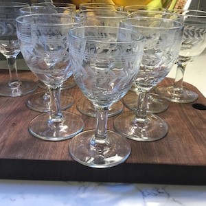 Vintage Gepresste und Lorbeer geschliffene Sherrygläser, oder Herzliche Gläser, Portwein - Set von 11 - Antike Cordial Gläser - Likörgläser