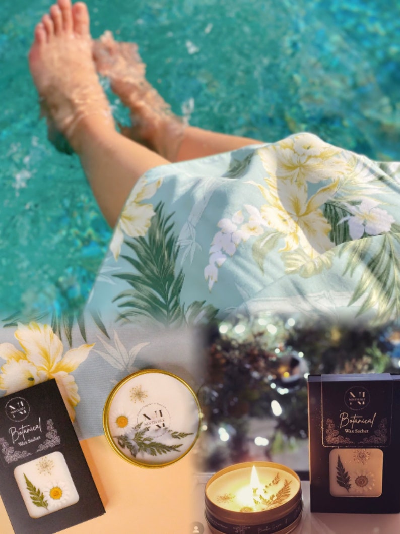 Pu&ograve; includere: Un set di due bustine di cera botanica con un design floreale. Le bustine sono confezionate in una scatola nera con testo bianco che recita "Botanical Wax Sachet".