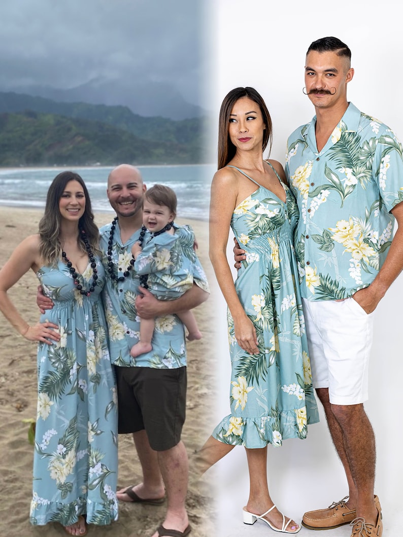 Pu&ograve; includere: Una famiglia di quattro persone che indossano camicie e abiti coordinati con stampa floreale blu e verde. Gli adulti tengono un bambino in un outfit abbinato. La famiglia &egrave; in piedi su una spiaggia con una catena montuosa sullo sfondo.