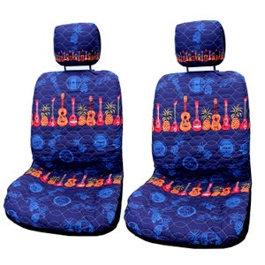 Pu&ograve; includere: Due coprisedili per auto imbottiti blu a tema hawaiano. Le fodere presentano ananas, ukulele e onde. Anche i poggiatesta sono inclusi.