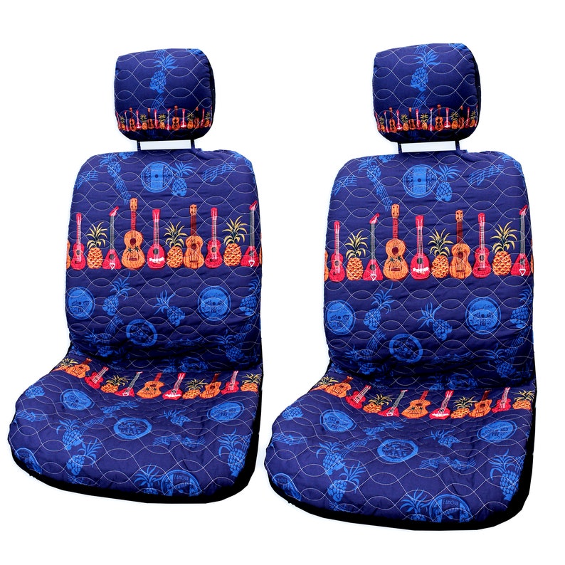 Pu&ograve; includere: Due coprisedili per auto imbottiti blu a tema hawaiano. Le fodere presentano ananas, ukulele e onde. Anche i poggiatesta sono inclusi.